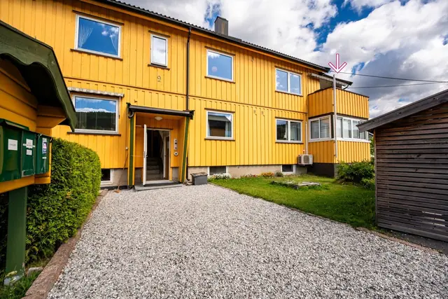 Trivelige uteområder med beplantning og gruset gårdsplass.