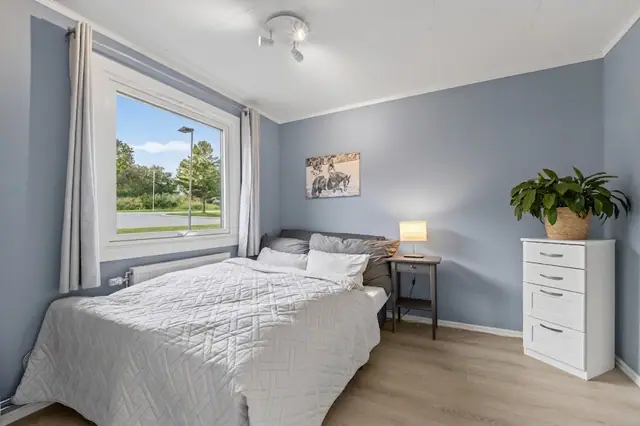 Soverom 2 - Fremstår romslig med plass til både dobbeltseng, nattbord og garderobesskap.