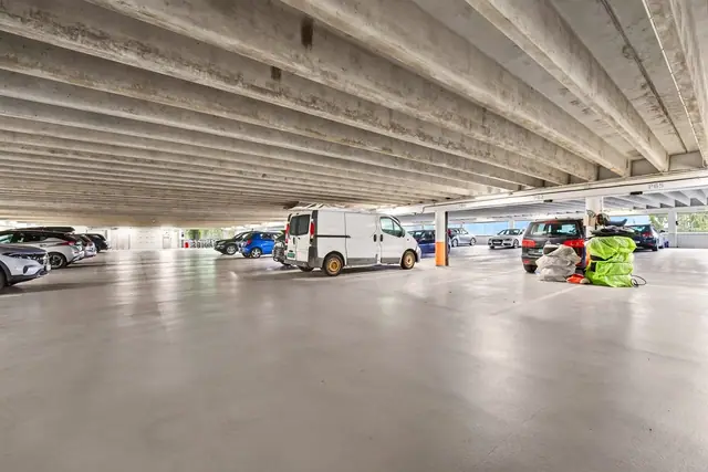 Parkeringsplass i felles garasjeanlegg, som gir en praktisk og trygg parkeringsløsning.