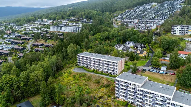 Attraktiv beliggenhet omgitt av grønne områder og med flott utsyn over nærområdet.