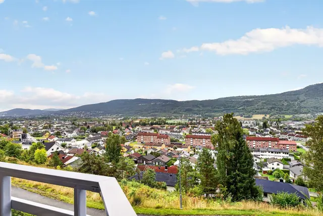 Flott utsyn over Åssiden og landskapet rundt, som gir boligen en fin og åpen atmosfære.