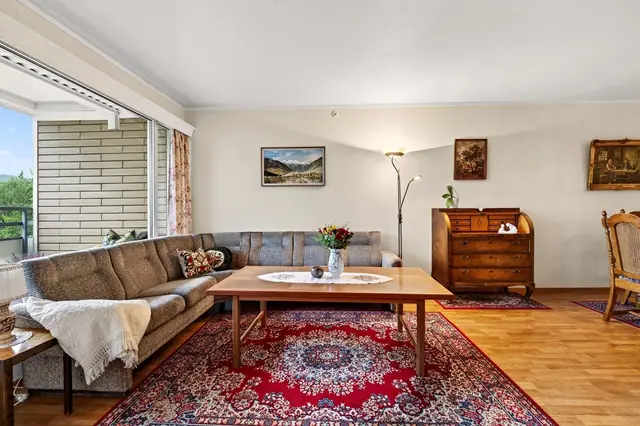 Lys og romslig stue med god plass til sofagruppe og øvrig møblement.