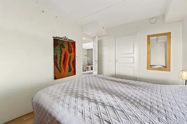 Fra hovedsoverommet er det inngang til walk-in-garderobe.