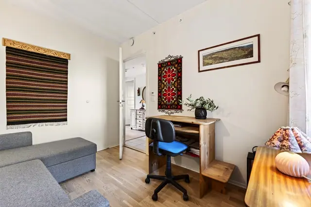 Leiligheten holder gjennomgående lyse farger.