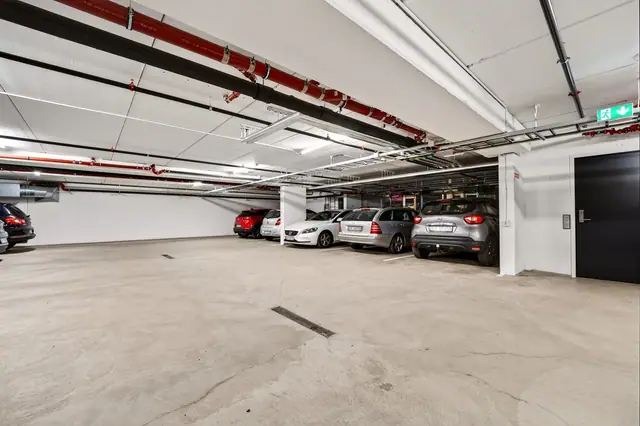 Leiligheten disponerer én garasjeplass i felles garasjekjeller.