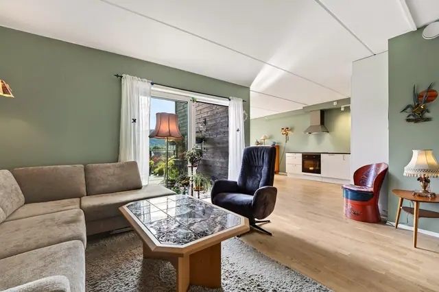 Fra stuen er det direkte utgang til boligens flotte terrasse!