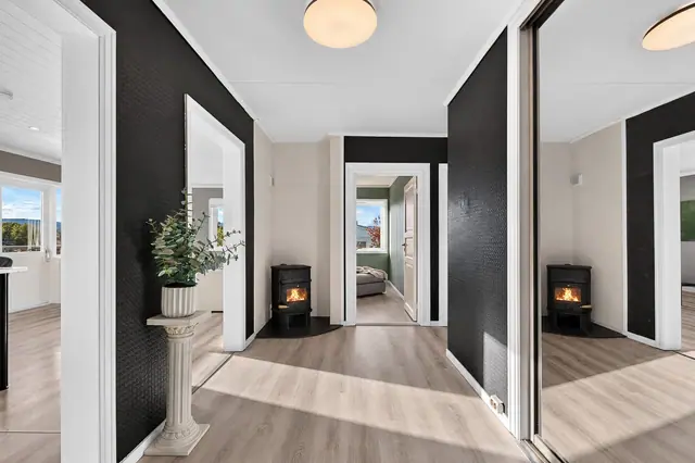 Romslig gang med skyvedørsgarderobe