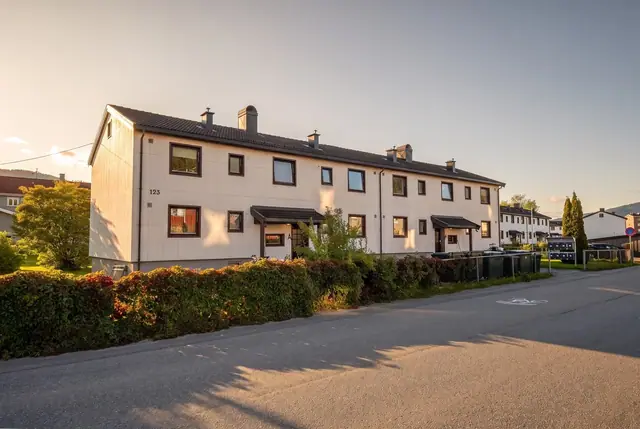 Boligen sett fra utsiden, omgitt av grønne og rolige omgivelser.