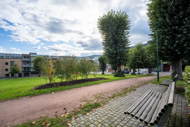 Uteområde i nærheten, med grønne arealer, gangstier og benker for hyggelige pauser.