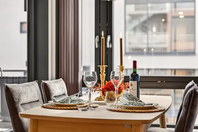 Detaljbilde av smakfull borddekking i spiseplassen!