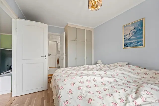 Godt egnet som soverom med plass til nødvendig møblement!