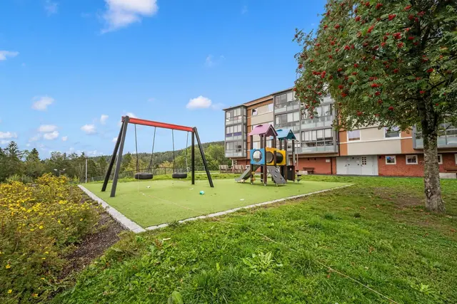Lekeplass med gode muligheter for lek og aktivitet for de minste.