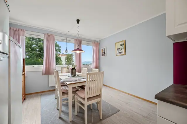 Kjøkken og spiseplass i en hyggelig og sosial sone.