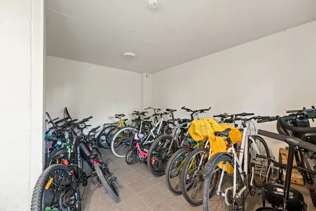 Felles sykkelbod med plass til praktisk og trygg oppbevaring av sykler.