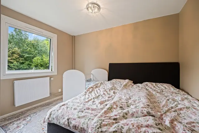 Lunt og hyggelig soverom med plass til dobbeltseng og øvrig soveromsinnredning. Vinduet gir fint dagslys til rommet!
