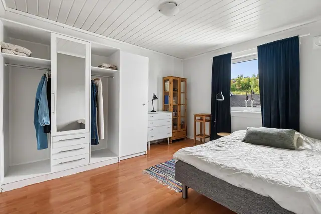 Lyst og romslig soverom med god oppbevaringsplass!