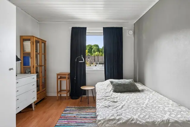 God plass til seng og øvrig møblement!