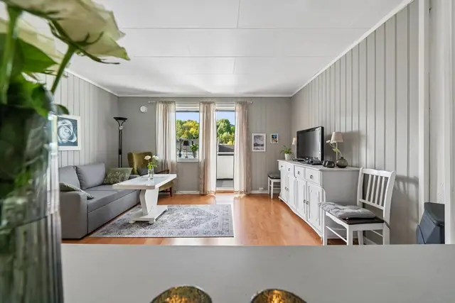 Hyggelig stue med store vindusflater og direkte utgang til balkong!