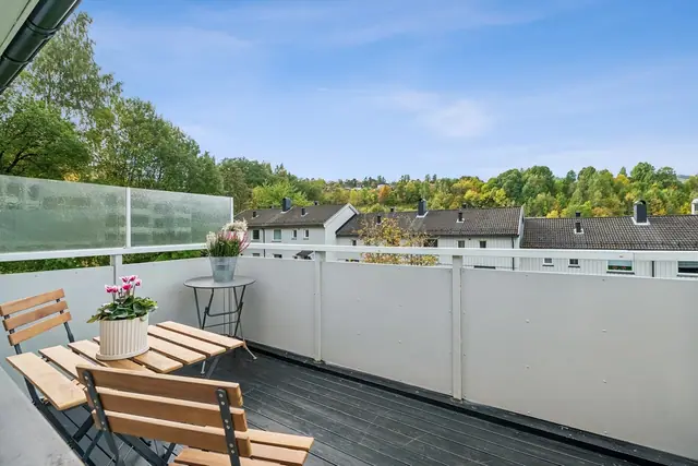 Uteplassen byr på fine omgivelser og utsyn mot grønne områder!